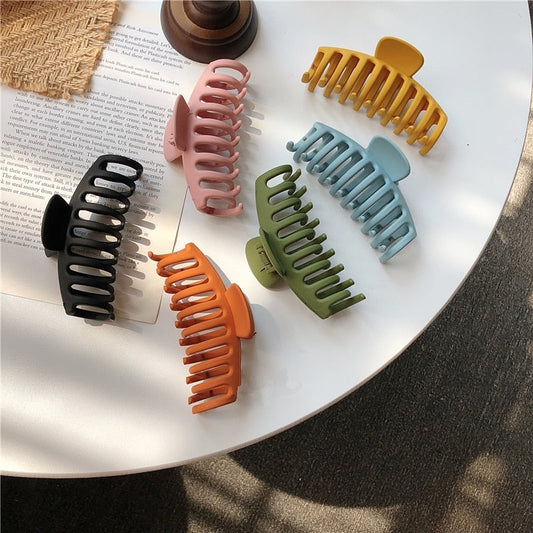 Sweet Scrub Color Acrylic Grasp Clip Simple Oval Hollow Leopard Grasp Hair Crab for Women Makeup Bath Hair Accessories